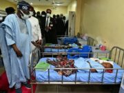 Tinubu Visits Benue: Tinubu Visits Surviving Victims of the Yelwata Attack in the Hospital, with Nose Covered (VIDEO) Tinubu Visits Benue: Tinubu Visits Surviving Victims of the Yelwata Attack in the Hospital, with Nose Covered
