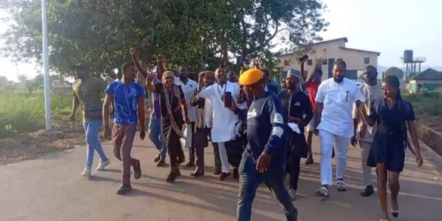 BREAKING: Sowore, Nnamdi Kanu’s Lawyer, 12 Other Protesters Released From Kuje Prison (Video)