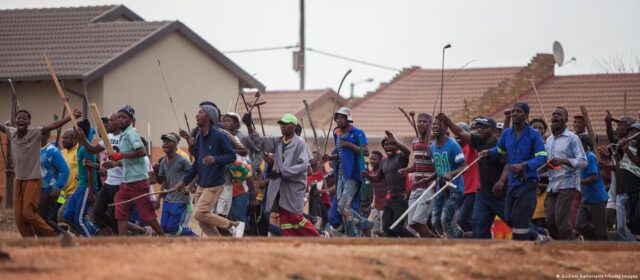 BREAKING: Mob in Kwara Community Beat and Lynch Chief Imam to Death