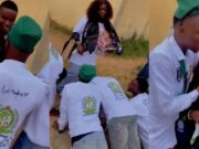 Graduates Prostrate for Female Classmate Who Helped Them Academically